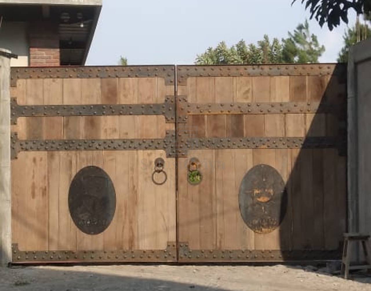 Pintu gerbang kombinasi baja dan kayu solid jati